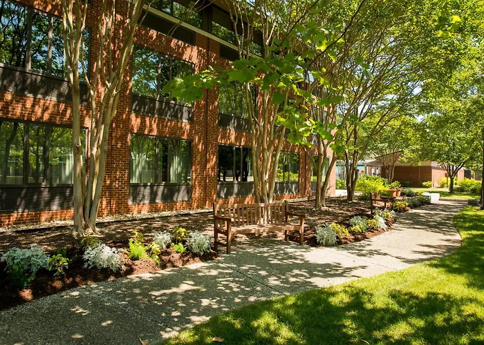 Williamsburg Woodlands Hotel & Suites, An Official Colonial Williamsburg Hotel